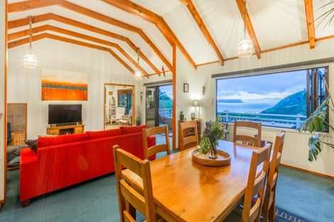 Photo of property in 104 Airlie Road, Plimmerton, Porirua, 5026