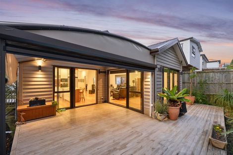 Photo of property in 28 Windlass Street, Long Bay, Auckland, 0630