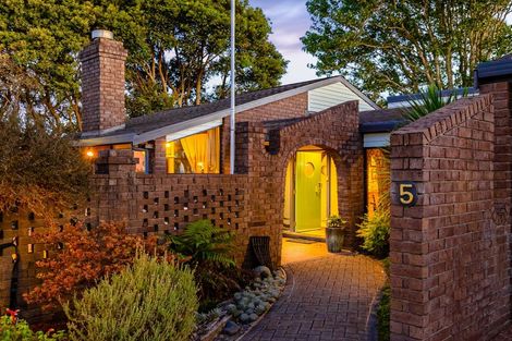 Photo of property in 5 Clearwater Cove, West Harbour, Auckland, 0618