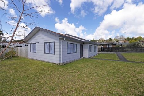 Photo of property in 3 Lori Place, Massey, Auckland, 0614
