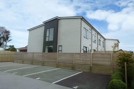 Photo of property in 4/504 Don Buck Road, Massey, Auckland, 0614