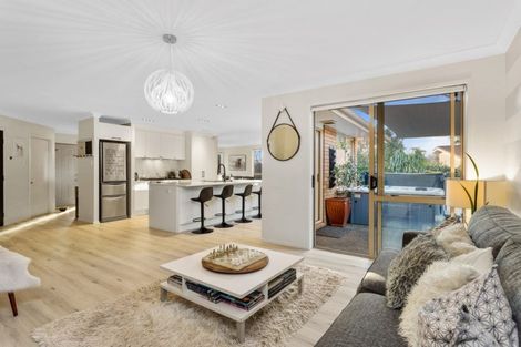 Photo of property in 14 Stonedge Lane, Rosedale, Auckland, 0632