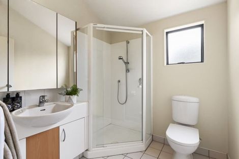 Photo of property in 9/8 Tobago Place, Sunnynook, Auckland, 0620