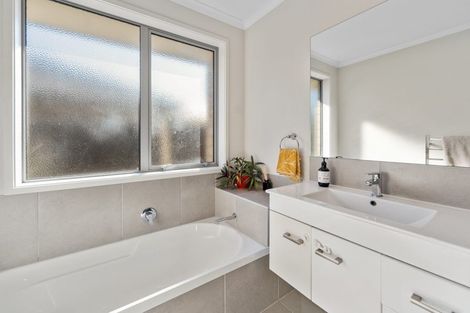 Photo of property in 32 Rainey Crescent, Papamoa Beach, Papamoa, 3118