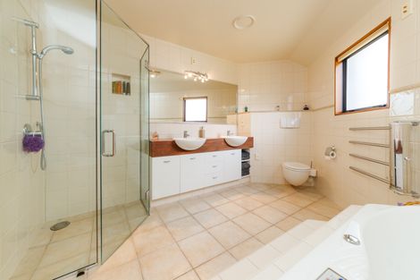 Photo of property in 33 Ruapehu Drive, Fitzherbert, Palmerston North, 4410