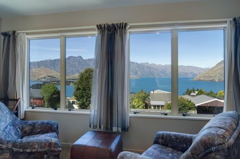 Photo of property in 28 Wynyard Crescent, Fernhill, Queenstown, 9300