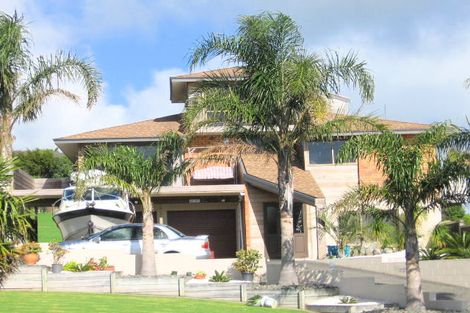 Photo of property in 16 Higham Ferrers Place, Red Beach, 0932