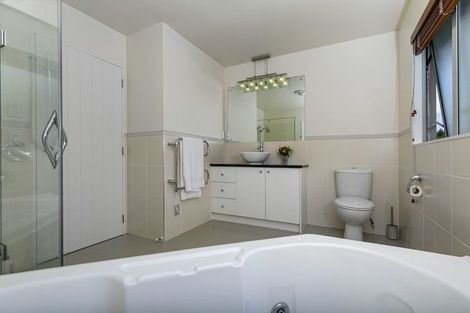 Photo of property in 23 George Deane Place, Greenhithe, Auckland, 0632