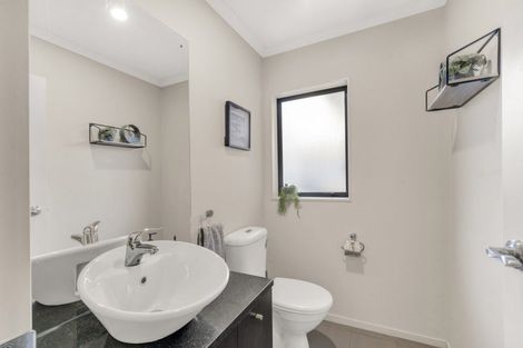 Photo of property in 4 Bridgefield Crescent, Flat Bush, Auckland, 2016