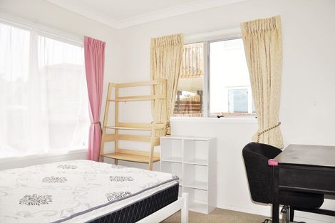 Photo of property in 1/3 Capilano Place, Glenfield, Auckland, 0629