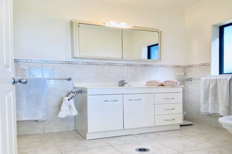 Photo of property in 9 Courtney Place, Pauanui, Hikuai, 3579