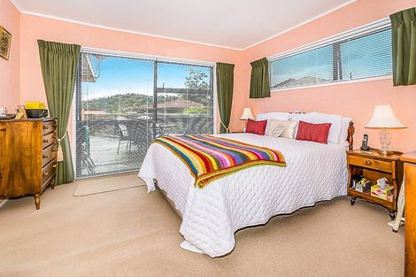 Photo of property in 1/10 Chedworth Drive, Glenfield, Auckland, 0629