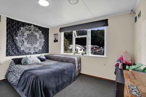 Photo of property in 13 Brixham Place, Merrilands, New Plymouth, 4312