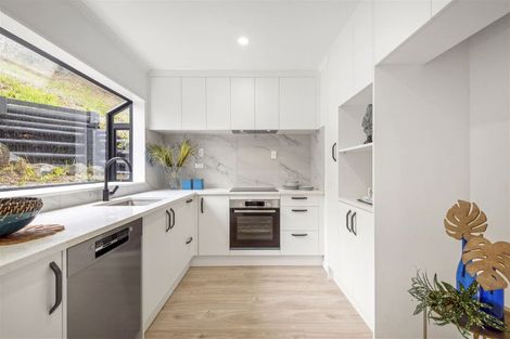 Photo of property in 2 Stitchbird Close, Murrays Bay, Auckland, 0630