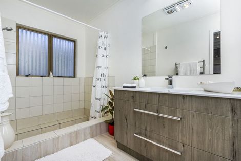 Photo of property in 2/813 East Coast Road, Northcross, Auckland, 0630