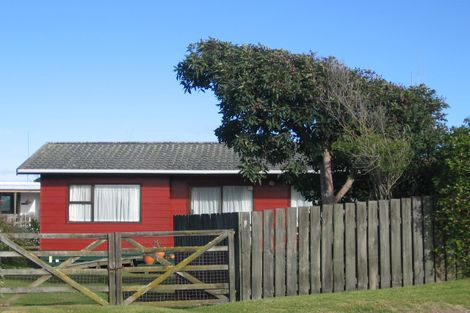 Photo of property in 3 Manuka Street, Otaki Beach, Otaki, 5512