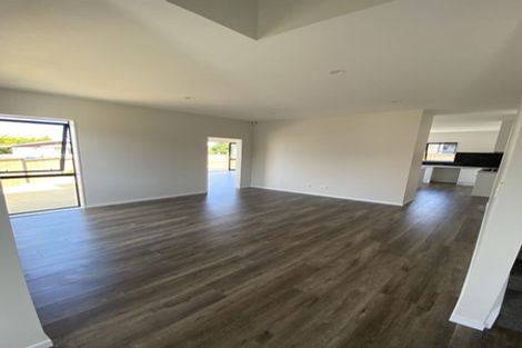 Photo of property in 32a Tupaki Place, Pakuranga Heights, Auckland, 2010