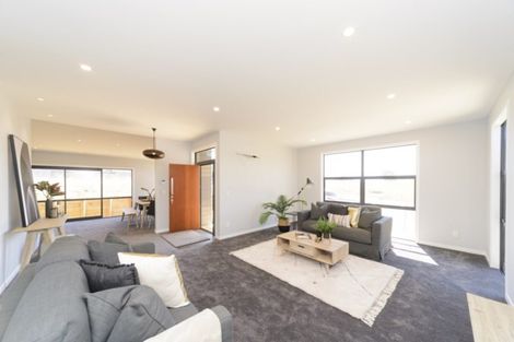 Photo of property in 3 Vaucluse Heights, Fitzherbert, Palmerston North, 4410