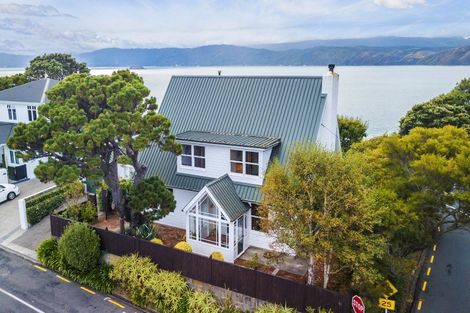 Photo of property in 51 Awa Road, Karaka Bays, Wellington, 6022