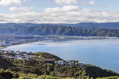 Photo of property in 2 Promontory Crescent, Newlands, Wellington, 6037