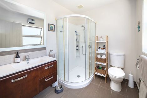 Photo of property in 1 Campbell Drive, Martinborough, 5711