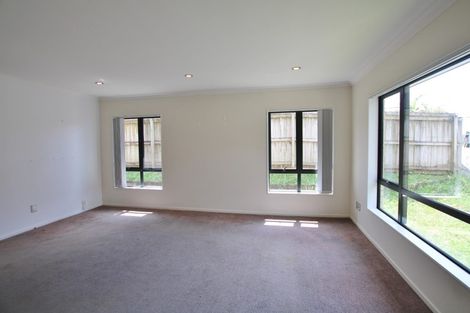 Photo of property in 104 Lake Panorama Drive, Henderson Valley, Auckland, 0612