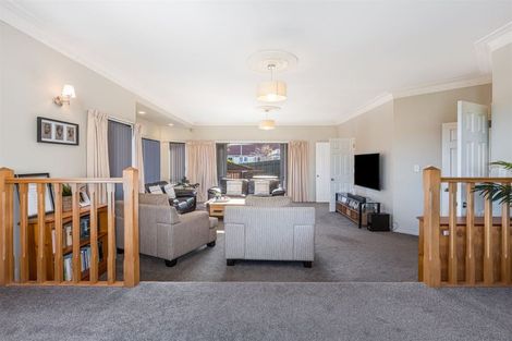 Photo of property in 2 Saunders Close, Whitby, Porirua, 5024