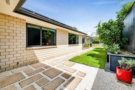 Photo of property in 28 Paynters Avenue, Strandon, New Plymouth, 4312