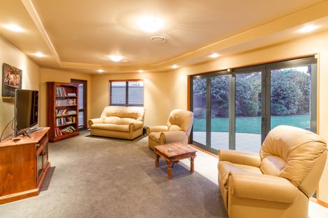 Photo of property in 33 Ruapehu Drive, Fitzherbert, Palmerston North, 4410