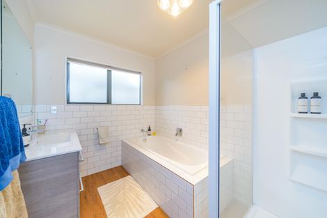 Photo of property in 15 Greenwood Place, Fitzherbert, Palmerston North, 4410