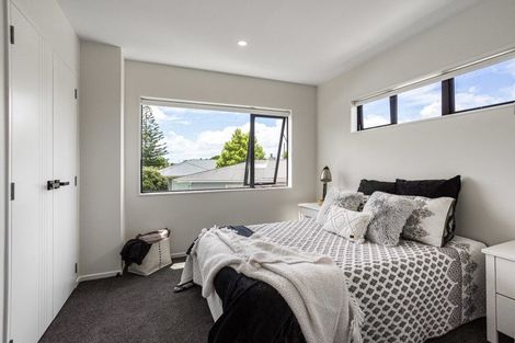 Photo of property in 2/13 Fairdale Place, Birkdale, Auckland, 0626