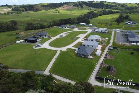 Photo of property in 17 Manaaki Circle, Paparoa, 0571