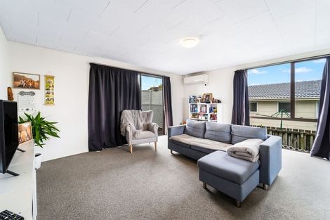 Photo of property in 2/4 Hanson Place, West Harbour, Auckland, 0618