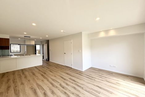 Photo of property in 4/9 Flanshaw Road, Te Atatu South, Auckland, 0610