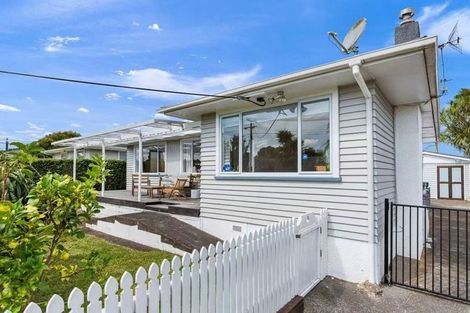 Photo of property in 10 Edgerton Road, Te Atatu Peninsula, Auckland, 0610
