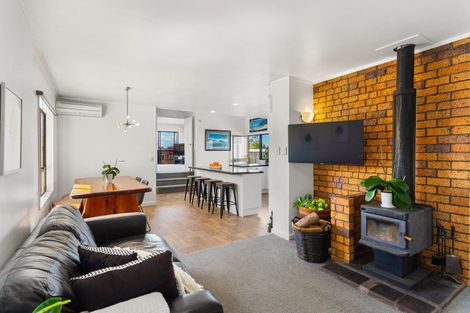 Photo of property in 123 Carlisle Road, Northcross, Auckland, 0632