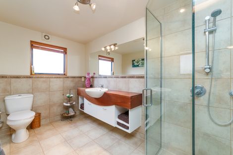 Photo of property in 33 Ruapehu Drive, Fitzherbert, Palmerston North, 4410