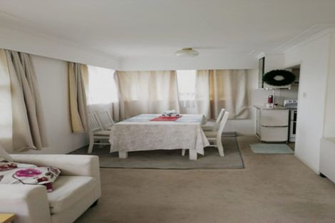 Photo of property in 10 Graham Avenue, Te Atatu Peninsula, Auckland, 0610