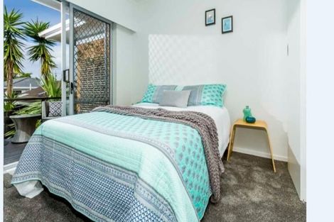 Photo of property in 2/8 Tobruk Crescent, Milford, Auckland, 0620