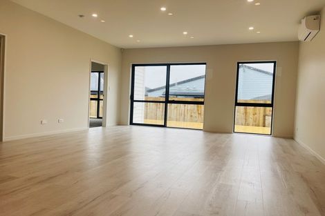 Photo of property in 19 Cronshaw Road, Karaka, 2113