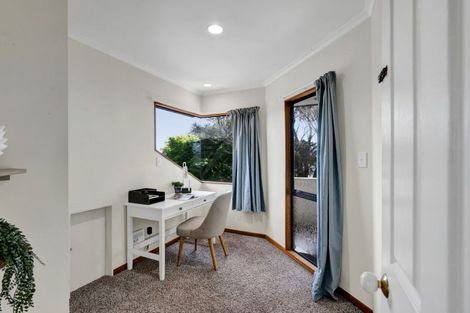 Photo of property in 15 Del Mar Place, Merrilands, New Plymouth, 4312