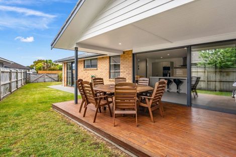 Photo of property in 12 Resolution Place, One Tree Point, 0118