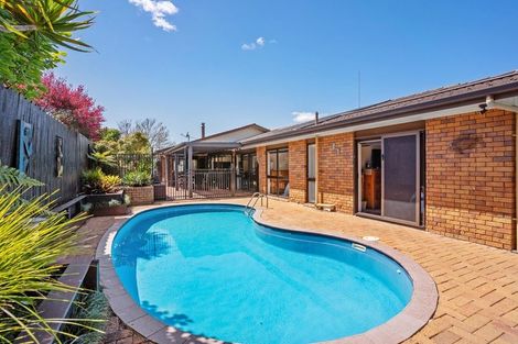 Photo of property in 10 St Simon Place, Botany Downs, Auckland, 2010