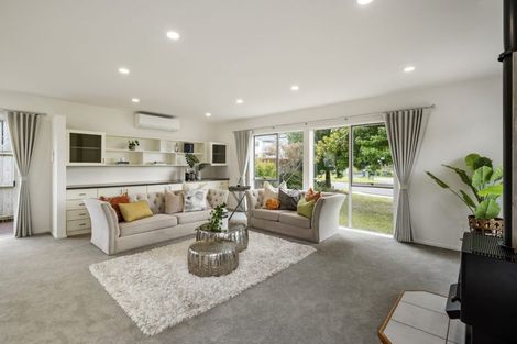Photo of property in 38 Deverell Place, Northcross, Auckland, 0632