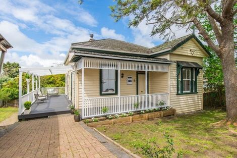 Photo of property in 102 Onewa Road, Northcote, Auckland, 0627