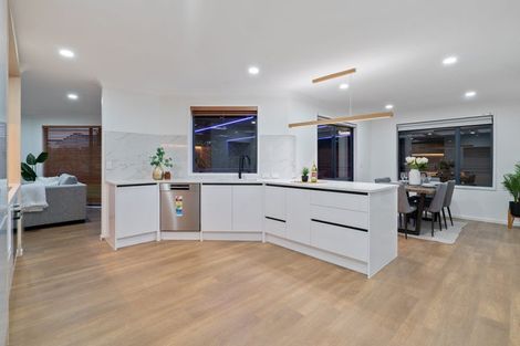 Photo of property in 12 Hocken Place, Mangere Bridge, Auckland, 2022