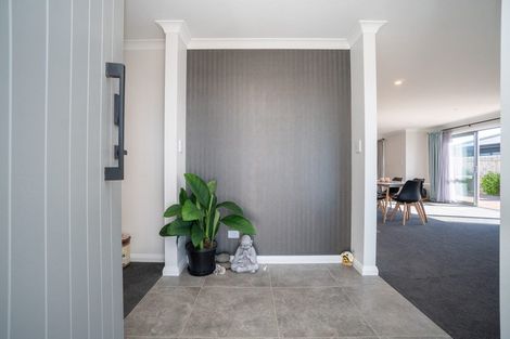 Photo of property in 5 Mediterranean Grove, Fitzherbert, Palmerston North, 4410