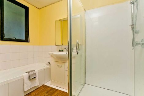 Photo of property in 2/22 Devonshire Road, Unsworth Heights, Auckland, 0632