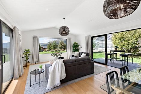 Photo of property in 13 Hovingham Court, Jacks Point, Queenstown, 9371