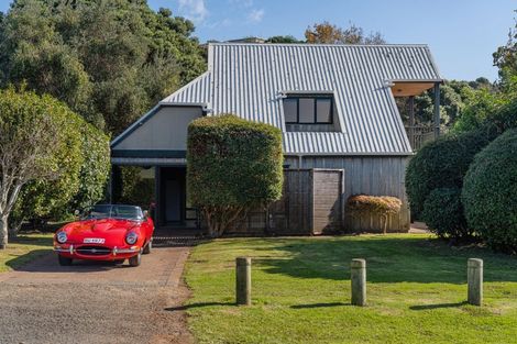 Photo of property in 28 Hahei Beach Road, Hahei, Whitianga, 3591